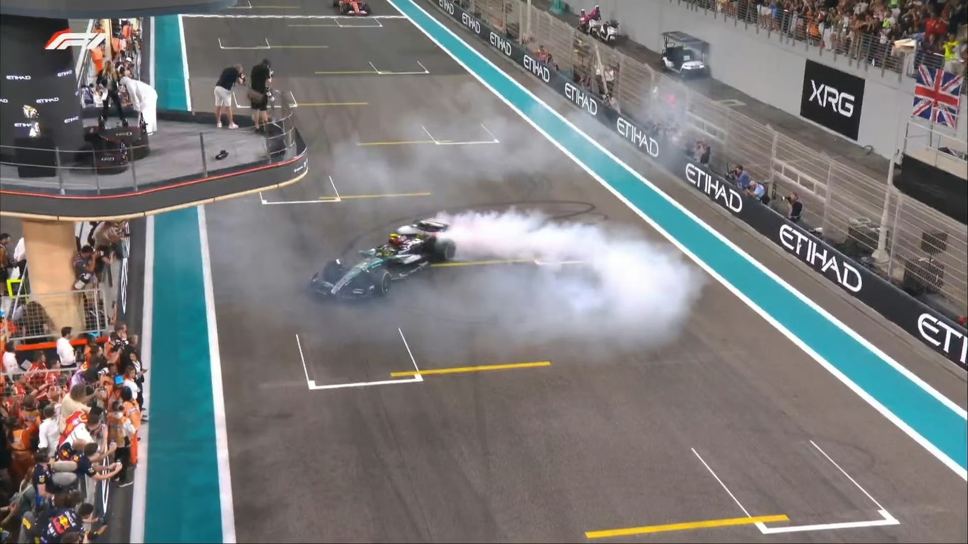 红牛二队险胜雷诺车队,汉密尔顿带队取胜 红牛二队险胜雷诺车队,汉密尔顿带队取胜