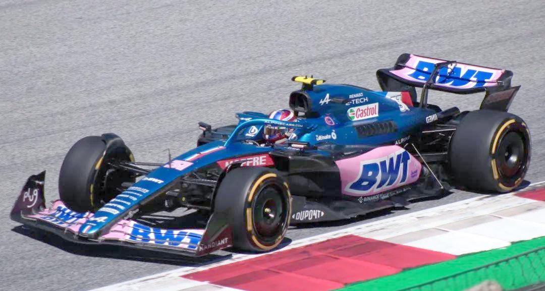 红牛二队险胜雷诺车队,汉密尔顿带队取胜 红牛二队险胜雷诺车队,汉密尔顿带队取胜