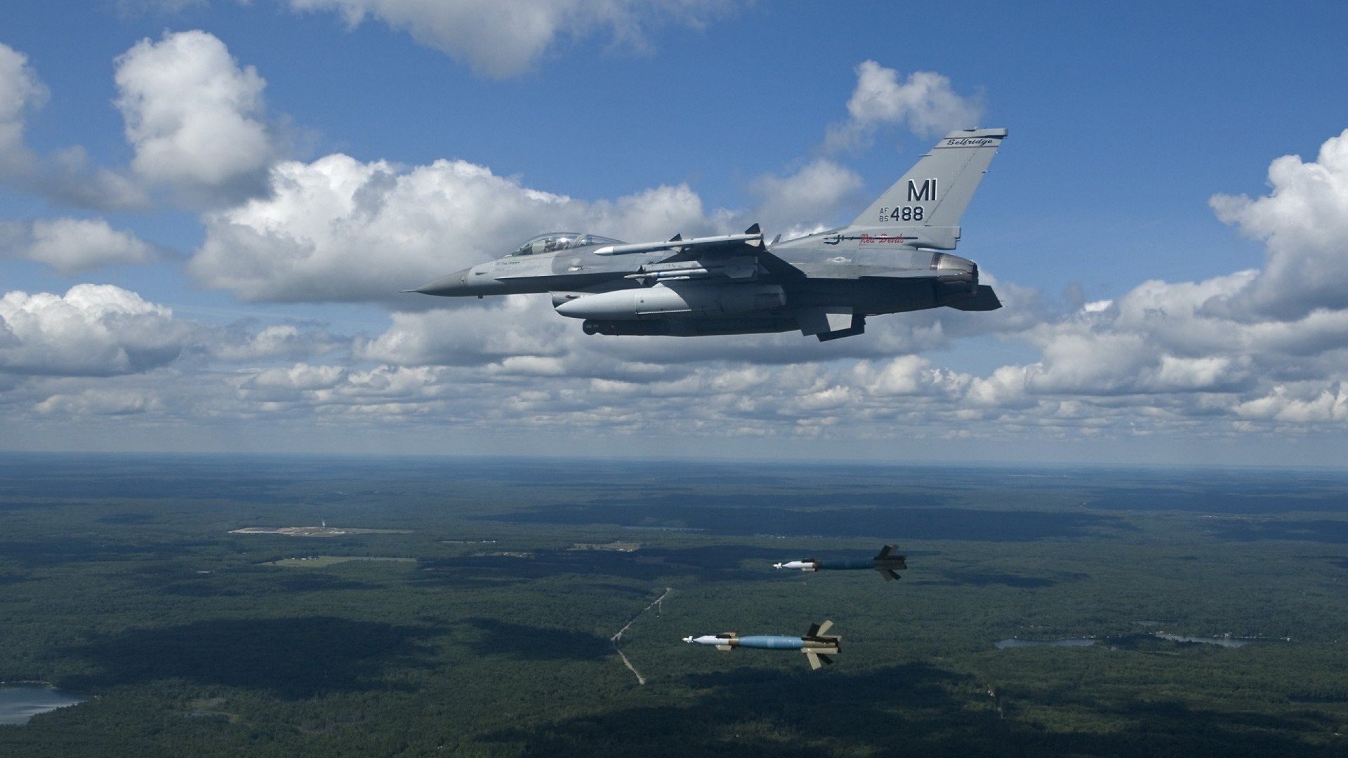 开云体育app-霍勒迪的肩膀，扛起了一整座城市的不眠之夜